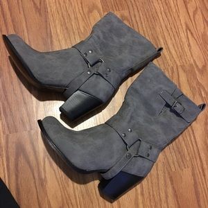 JustFab Grey faux leather bootie